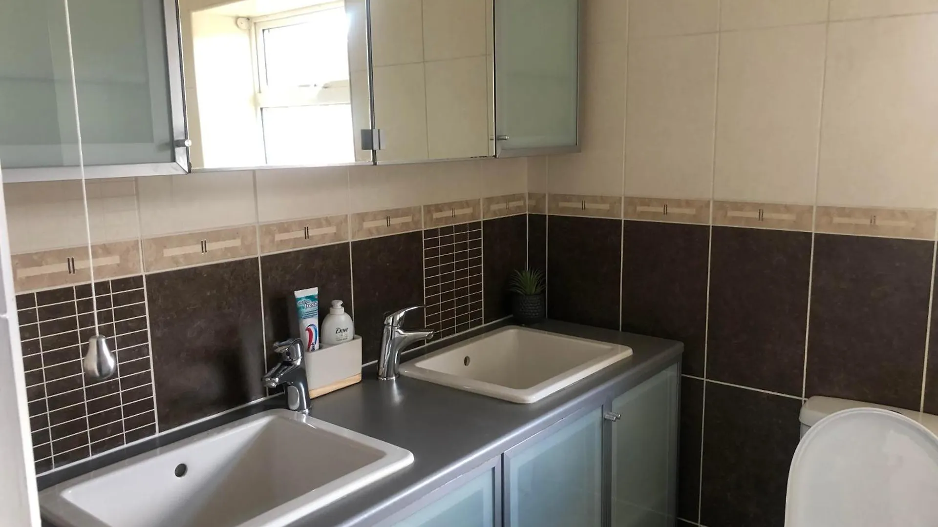Well Presented 3 Bed House- 9 Guests - Great For Leisure Stays Or Contractors -Ng8 Postcode Nottingham United Kingdom